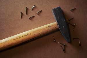 Werkzeug Hammer Nagel Gartenhaus selber bauen